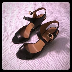 Black sandal w unique heel